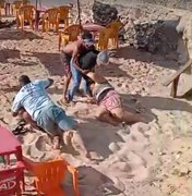 [Vídeo] Ambulantes brigam por espaço em praia da Sereia, em Maceió