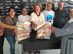 Direção do ASA entrega alimentos arrecadados em jogo treino 