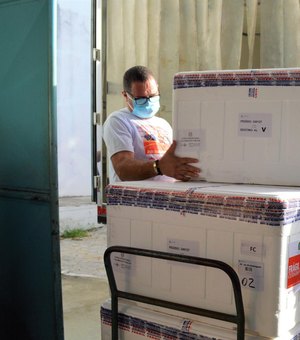 Alagoas recebe 72.990 doses de vacinas contra a Covid-19 nesta terça