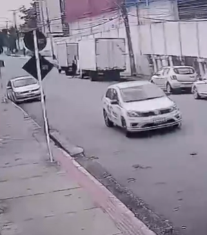Casal é flagrado por câmeras de segurança assaltando pedestre no bairro da Serraria