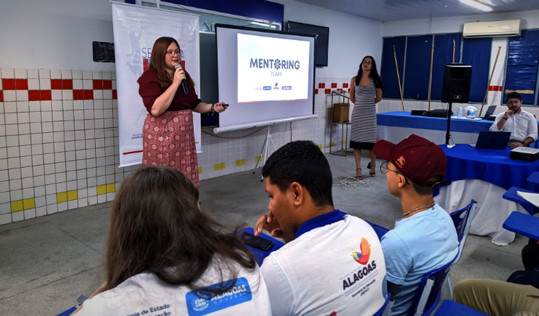 Estudantes da rede estadual de ensino recebem capacitação na área de tecnologia