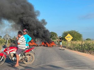[Vídeo] Rodovia é interditada pela segunda vez em protesto à ação de mineradora em Craíbas