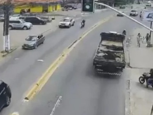 Ciclista que foi atropelado por caminhão segue em estado grave no HGE