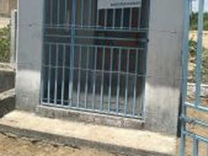 Casal conserta motobomba para retomar produção de água em Inhapi