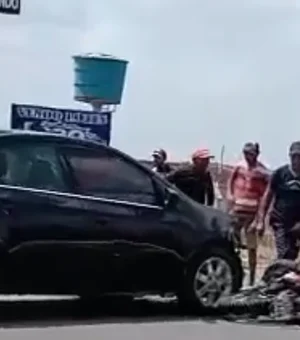 Colisão entre carro e motocicleta deixa casal ferido na AL-110, em Coité do Nóia