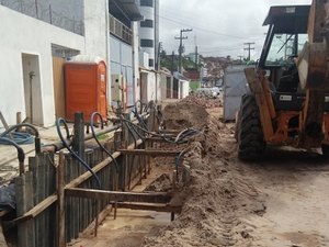 Casal trabalha em conserto de redes coletoras na Ponta Verde e no Poço