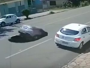 [Vídeo] Carro é engolido por cratera após asfalto ceder