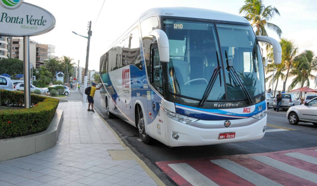 SMTT alerta motoristas para não estacionarem em via dupla na orla de Maceió