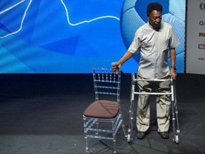 Pelé nega desmaio e internação divulgados por Associação Inglesa 