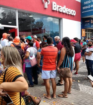 Idosos se aglomeram em agência do Bradesco no centro de Arapiraca