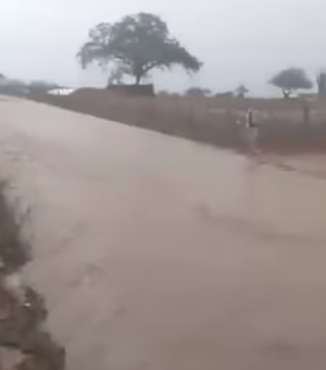 [Vídeo ] Após forte temporal em Canapi,  sangradouro de barragem transborda
