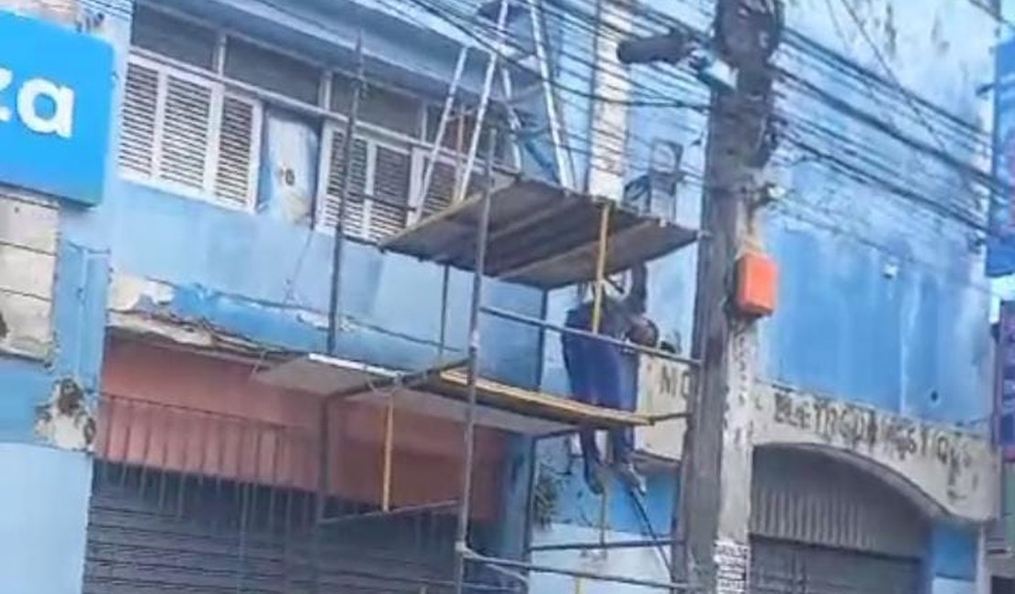 [Vídeo] Trabalhador sofre choque elétrico e fica pendurado em andaime no Centro