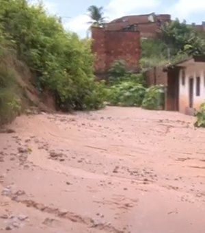Após deslizamento de barreira, ruas na Cruz das Almas ficam cobertas de lama