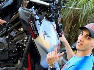 Influenciador que teria causado morte de adolescente ao dar 'grau' em moto recebe alta da UTI