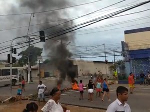 Moradores bloqueiam via no Jacintinho em protesto a corte de energia