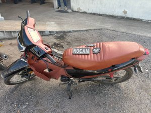 Moto roubada é recuperada pela polícia no bairro Planalto, em Arapiraca