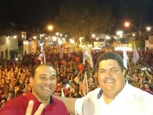 Multidão lota praça no centro de Traipu para participar de comício