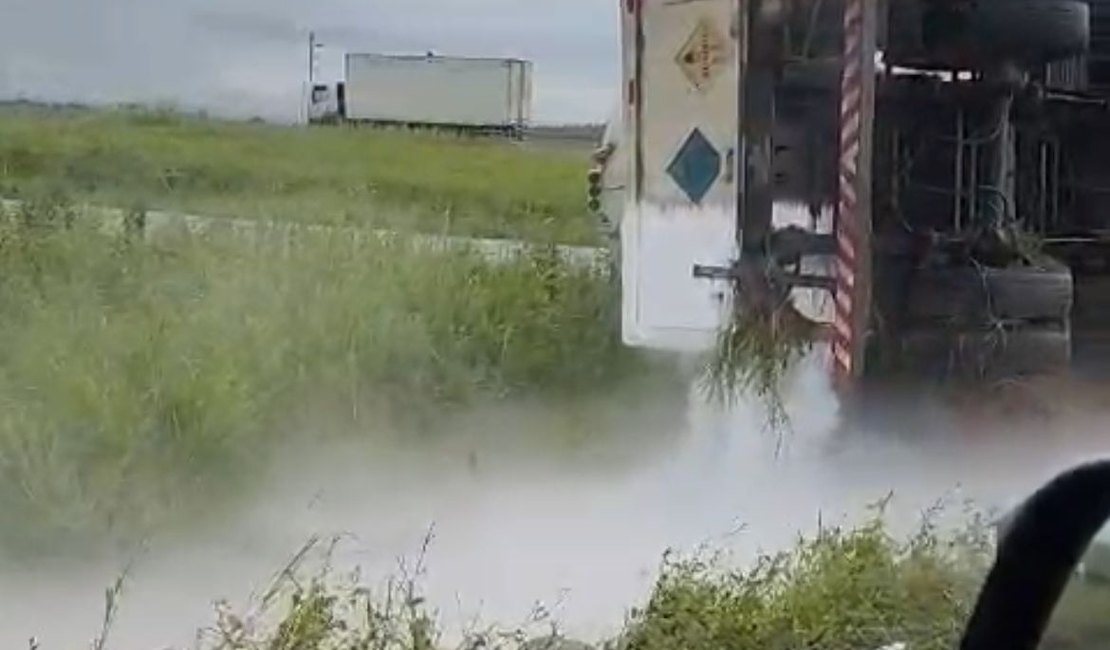 Risco: caminhão carregado com oxigênio líquido tomba na BR-424