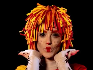 Isabelle Drummond volta a se vestir de Emília e impressiona com semelhança