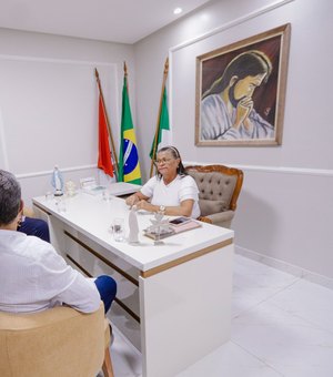 Prefeita Tia Júlia antecipa pagamento da folha salarial de fevereiro