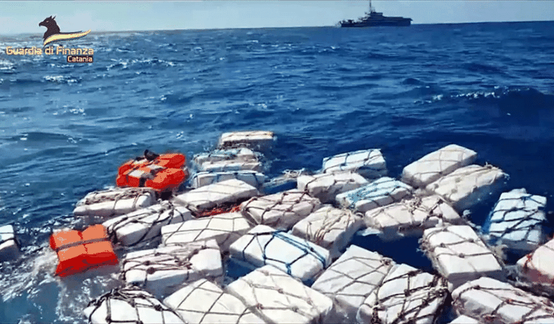 Itália apreende 2 toneladas de cocaína que estavam boiando no mar
