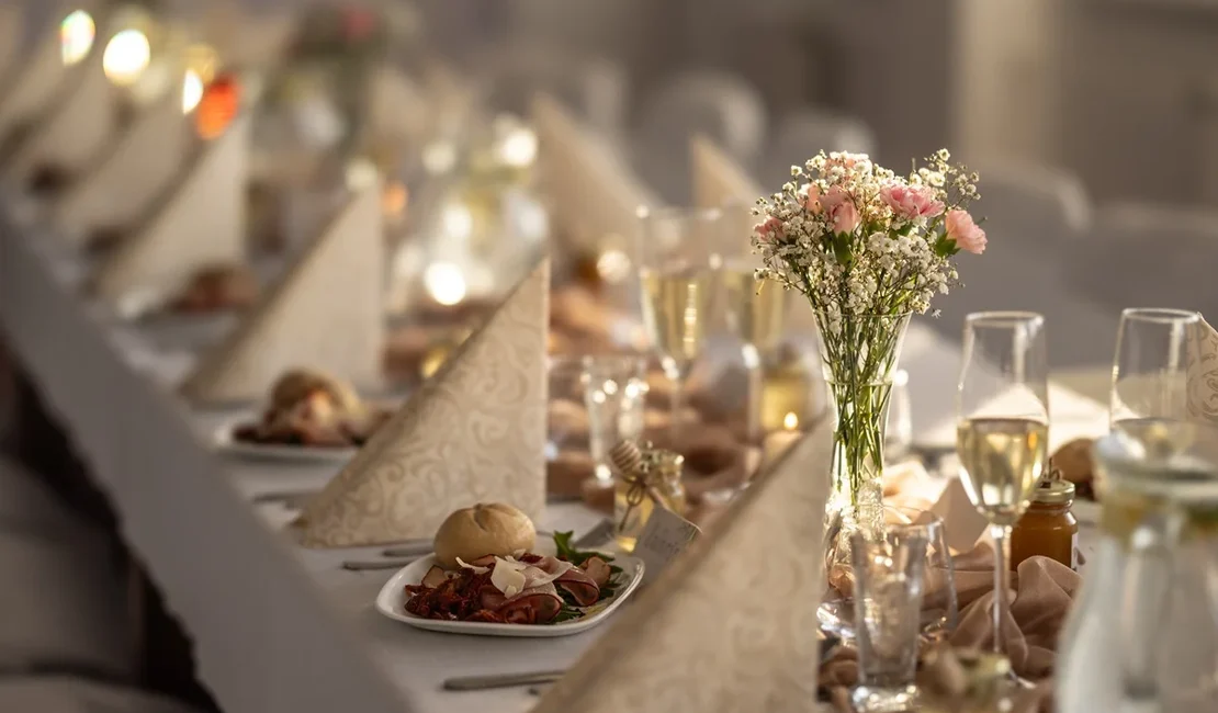 Convidada fica indignada por ter que pagar por refeição em casamento
