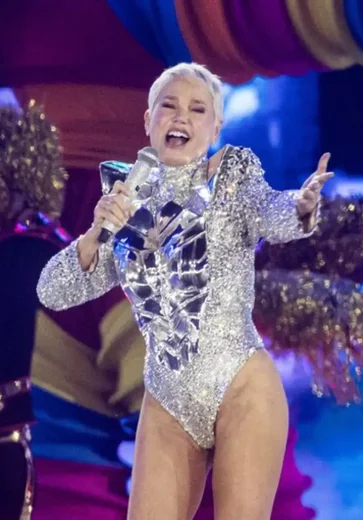 Xuxa faz show nostálgico para baixinhos crescidos em despedida de sua nave