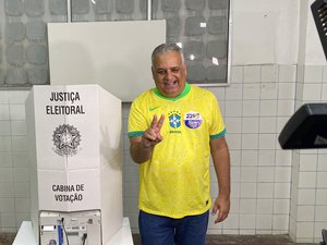 Alfredo Gaspar vota em Maceió e diz que é hora de pacificar o país
