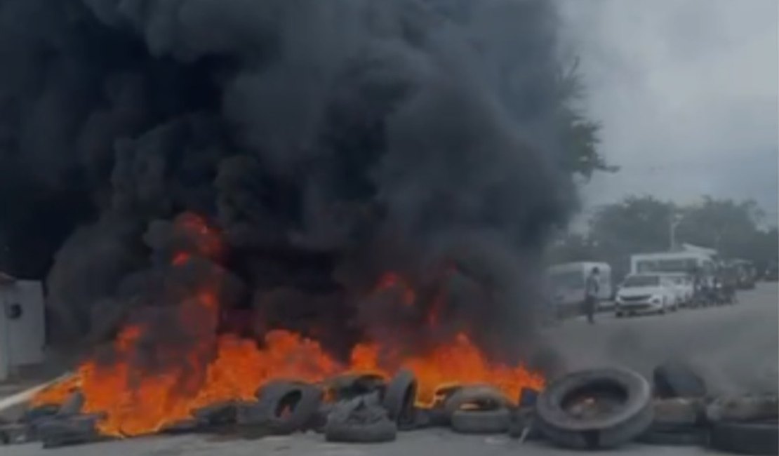 Manifestantes bloqueiam rodovia em novo protesto contra proibição de passeios de jet-skis em Maragogi