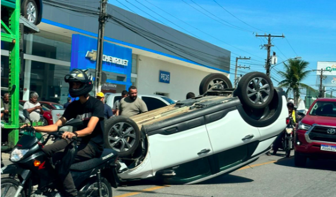 [Vídeo] Motorista se distrai e capota veículo ao colidir com caminhão-cegonha em Arapiraca