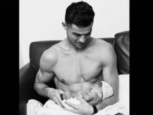 Cristiano Ronaldo compartilha imagem com a filha recém-nascida: 'Forever Love'