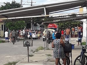 Suspeito de se masturbar em público é espancado pela população