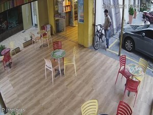 Câmeras de segurança registram assalto a lanchonete na Ponta Verde