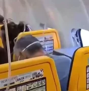 Cinto evitou que homem fosse sugado para fora de avião após janela quebrar