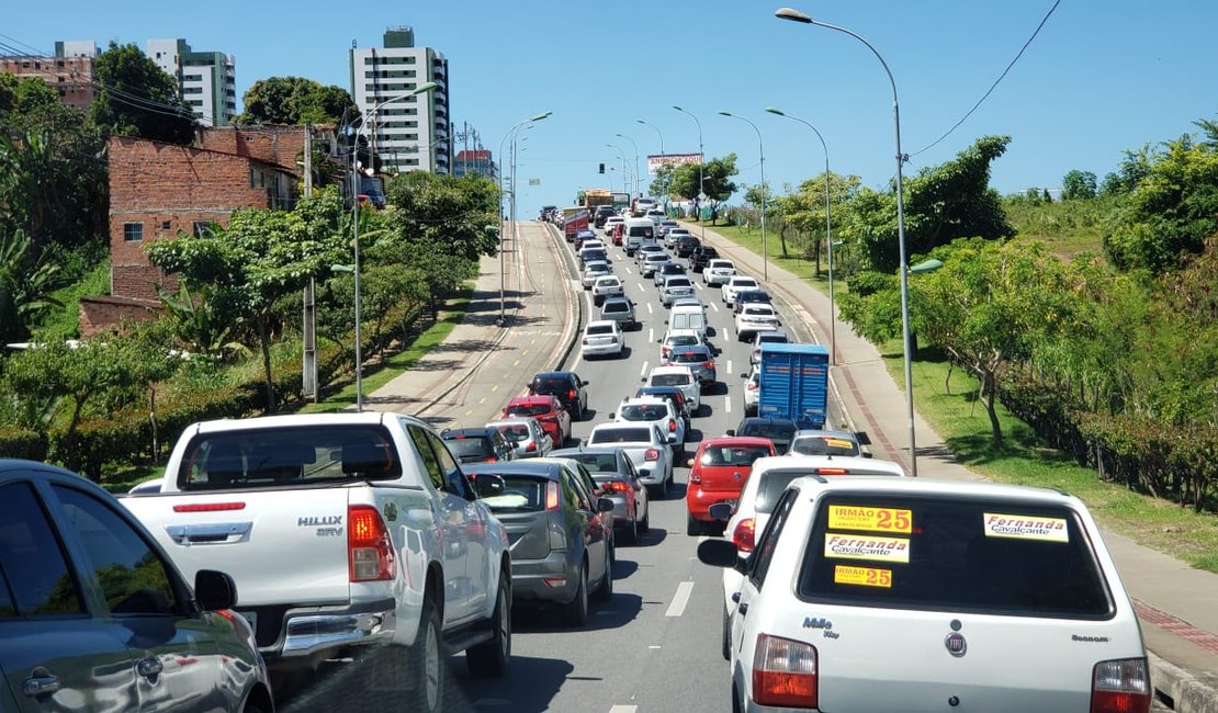Acidente provoca congestionamento na Avenida Márcio Canuto, em Maceió