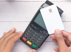Criminoso encontra carteira e realiza várias compras por aproximação com cartão da vítima