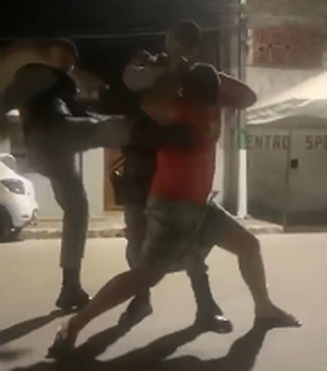 Vídeo mostra policiais agredindo homem durante abordagem