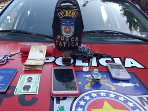 Jovem é preso e menor é apreendida com revólver e munições no Trapiche 