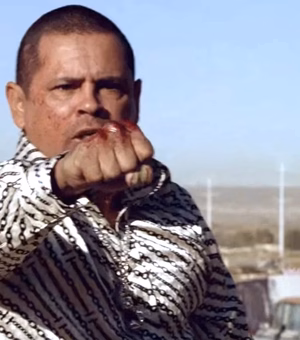 Ator de Breaking Bad é preso acusado de agredir menina com mangueira