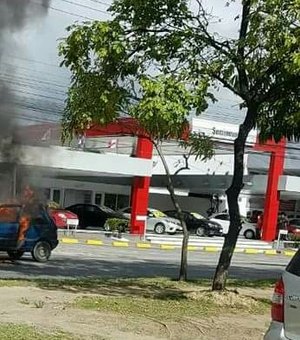 [Vídeo] Carro movido a gás natural pega fogo na Avenida Fernandes Lima