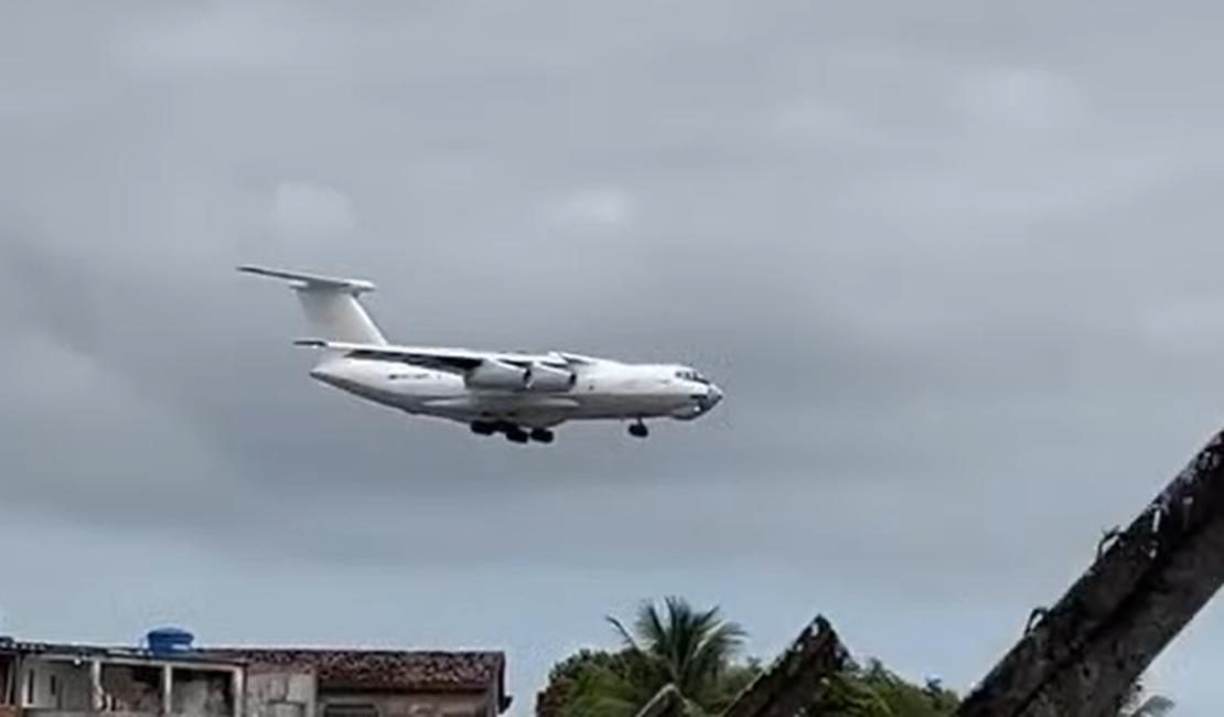 Avião russo chama atenção em Maceió e assusta moradores