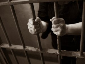 Homem é preso e polícia apreende crack e R$2 mil em dinheiro na Levada