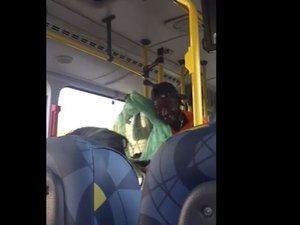 Homem usa rato para tentar “assaltar” passageiros em ônibus, veja o vídeo!