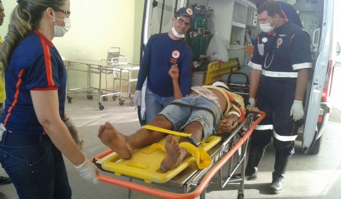 Condutor perde controle da moto e colide contra cerca