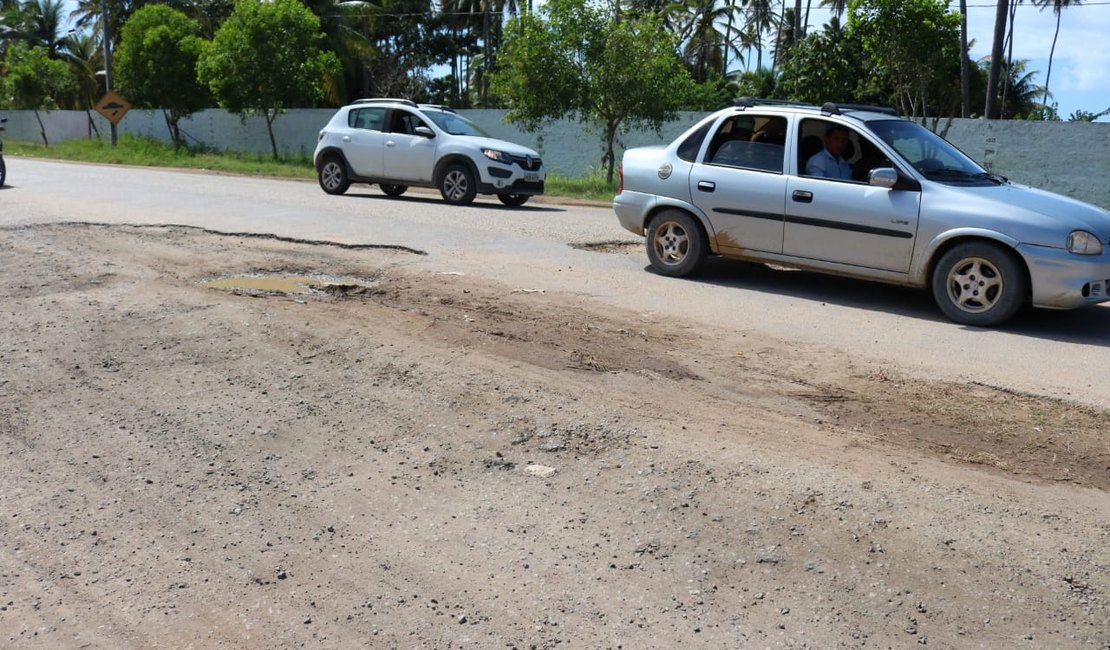 Divisa de Alagoas com Pernambuco é marcada por buracos na AL 101 Norte
