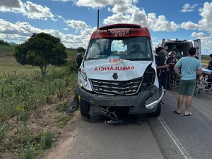 Ambulância do SAMU de Delmiro se envolve em acidente durante transferência de paciente