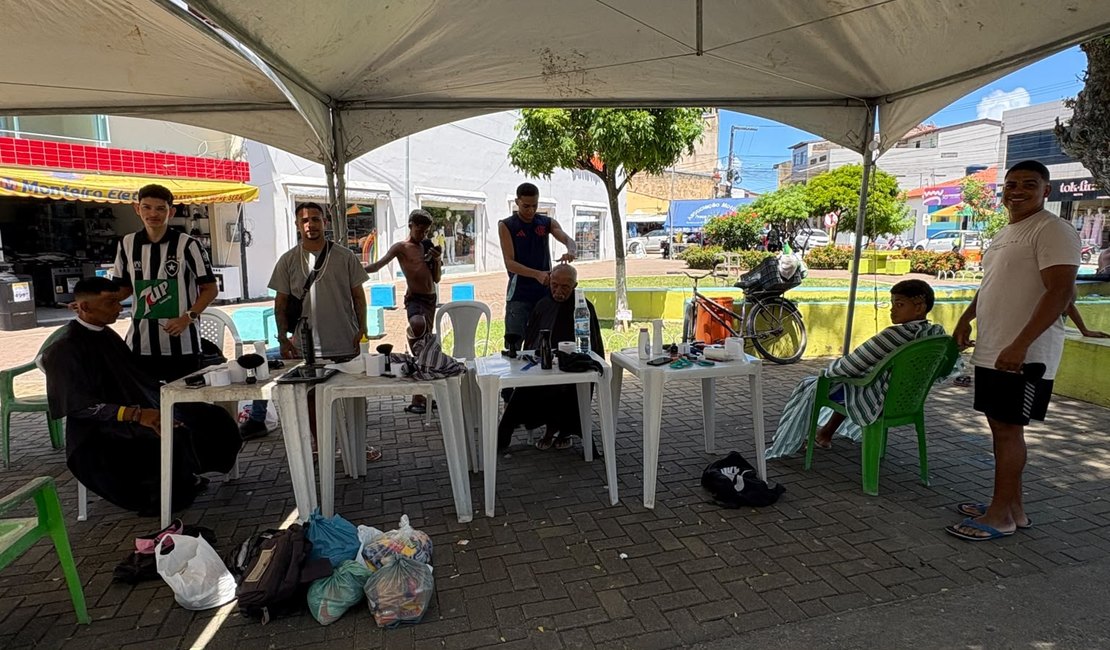 Barbeiros cortam cabelo de graça para pessoas em situação de rua em Maragogi
