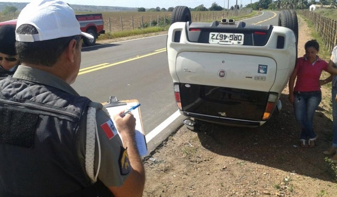 Motorista capota carro na curva do charque em Limoeiro de Anadia