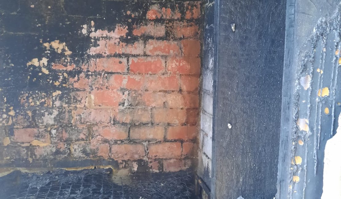 Homem é preso após incendiar a própria casa e ameaçar vizinhos