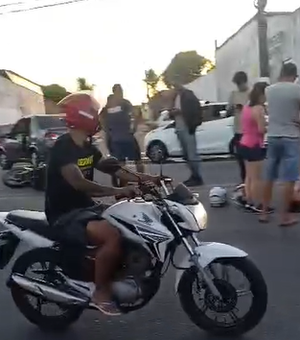 Jovem de 26 anos fica ferida após colisão entre moto e carro na Santa Amélia